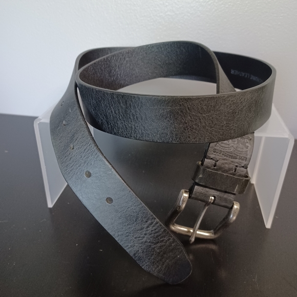 Levi's Black Leather Belt 1.5in wide Size 38.  Fits a women size L/XL - Picture 2 of 5